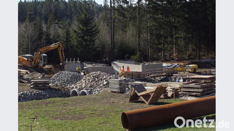 Der Unterbau für die Brücke in Muggenthal ist fertiggestellt, mit den Arbeiten für den Überbau wird in der nächsten Woche begonnen. Bild: mmj