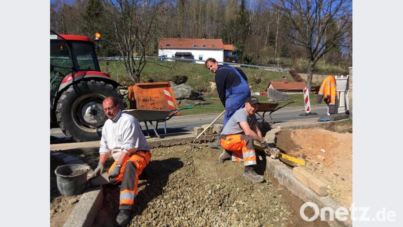 Der Zugang zum Spielplatz in der Torwiese wird barreierefrei. In zwei Wochen wollen die Bauhofmitarbeiter ihr Werk vollendet haben. Bild: cro