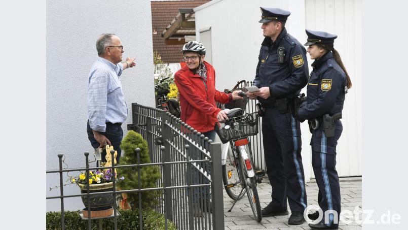 Die Polizei in Amberg hat am Freitag eine große Aufklärungsaktion in der Stadt und in den Randgebieten gestartet. Denn immer mehr Fahrräder werden in Bayern gestohlen. Die Beamten fordern, dass Hausbesitzer ihre Garagen und Fahrradkeller absperren. Bild: Petra Hartl