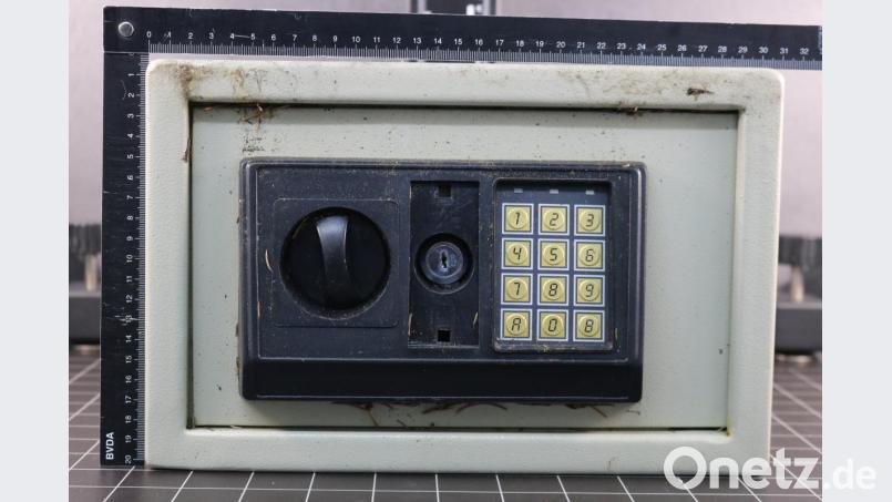 In einem Waldstück bei Pleystein ist ein Tresor aufgetaucht. Bild: Polizei Vohenstrauß