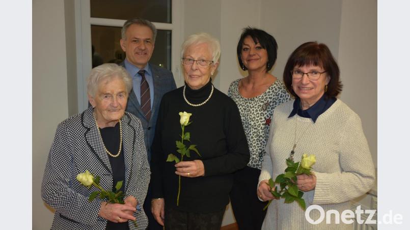 Langjährige Mitglieder ehrte die Frauenunion Mitterteich. Unser Bild zeigt (von links) Anna Krämer, Bürgermeister Roland Grillmeier, Inge Mirl (stellvertretend für ihre Schwester Ilse Görlitz), Vorsitzende Alexandra Weiß und Margit Wild. Bild: jr