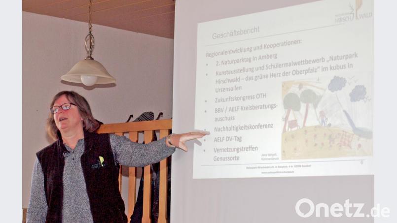Isabel Lautenschlager, Geschäftsführerin des Naturparks Hirschwald, erzählt von den durchgeführten Veranstaltungen. Bild: sön