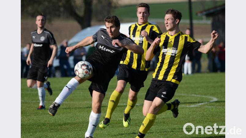 Stullns Josef Lobinger (links) sah sich gleich zwei Angreifer der Sportfreunde Weidenthal/Guteneck gegenüber. Nach der Auftaktpleite muss der TSV jetzt im Derby gegen Schmidgaden liefern. Bild: ham