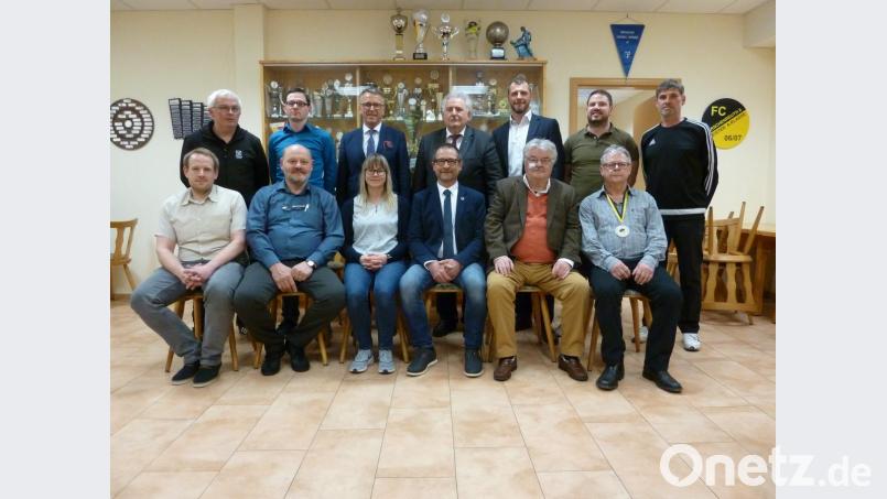 Der neue Vorstand mit (stehend von links) Hubert Oppel, Marco Schwägerl, 1. Bgm. Franz Sthl, 2. Bgm. Peter Gold, Jugend- und Sportbeauftragter Huberth Rosner, Tobias Schwägerl, Thomas Schramm. (sitzend) Thomas Kruppa, Karl Schwägerl, Kerstin Burkhard, Harald Siegert, Willi Frankenberger, Gerhard Wagenknecht. Bild: wga