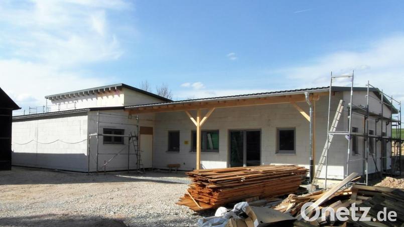 Das Dach des Dorfgemeinschafts- und Feuerwehrhauses ist bereits eingedeckt, die Fenster ebenfalls schon eingesetzt. Nach den Innenputzarbeiten im März sind nun die Wasserinstallation und die Bodenisolierung an der Reihe. Bild: hl