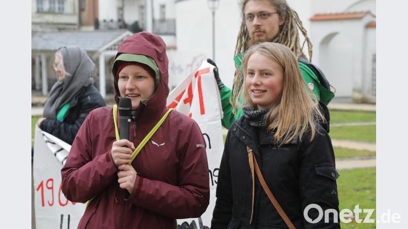 Die beiden Studentinnen der Ostbayerischen Technischen Hochschule Amberg-Weiden, Larissa Köster (links) und Aziza Ernst, sind mittlerweile in Amberg mit Schülern gut vernetzt. Am Freitag, 12. April, heißt es in Amberg wieder &quot;Fridays for future&quot;. Bild: Wolfgang Steinbacher