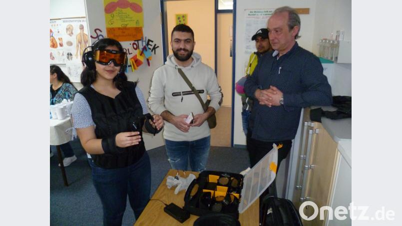 Ein Alterssimulationsanzug verdeutlicht die Beschwerden, die Menschen im Alter haben, das heißt Einschränkungen im Gehen, Hören und Sehen. Beim Tag der offenen Tür konnten die interessierten Besucher den Anzug testen. Bild: usc