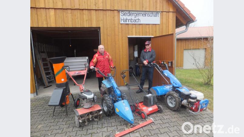 Mit Stolz präsentieren Vorsitzender Hans Luber (rechts) und Gerätewart Peter Wlach die Gerätschaften der Siedlergemeinschaft. Bild: ibj