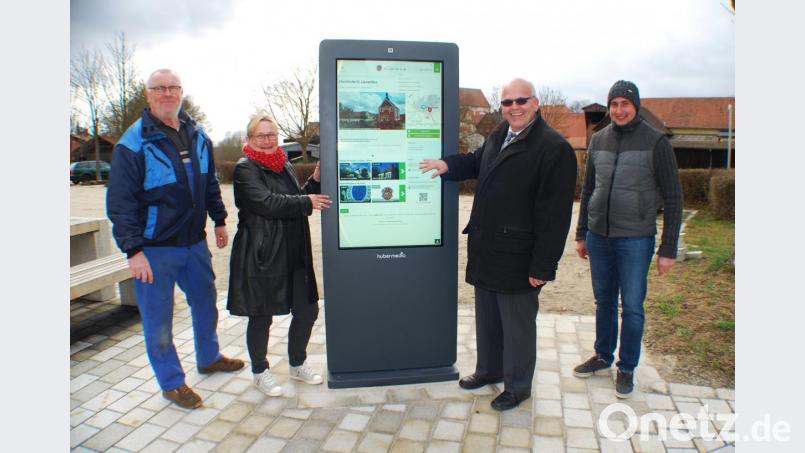 Michael Jaworeck, Bürgermeister Klaus Meyer, die Leiterin der Gäste-Information Ursula Stingl und Reinhold Bauer (von rechts) stellen die neue Info-Stele am Festplatz vor Bild: enz