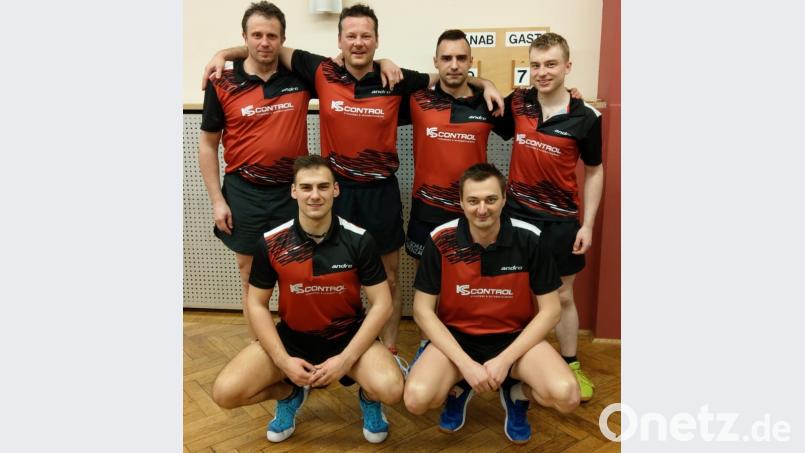 Die erste Mannschaft mit Lubos Broulim, Dr. Alois Spitzer, Igor Dabrowski, Christian Brabec (hintere Reihe von links), Kapitän David Kiener und Lubomir Kriz (vorne von links) beendete die Saison mit einem 9:7-Heimsieg gegen Nürnberg. Bild: tob