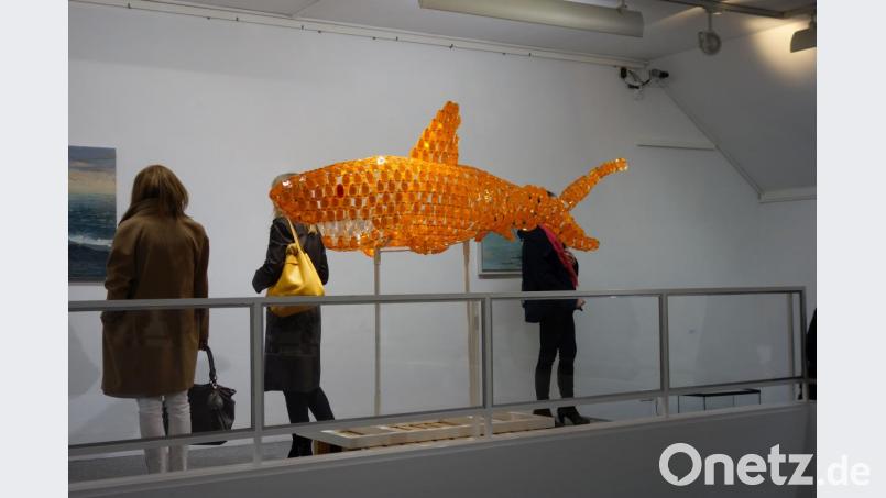 Renato Rills Fisch aus Fahrradreflektoren hängt in der „Großen Ostbayerischen Kunstausstellung“ des BBK im Kunst- und Gewerbeverein Regensburg und schwimmt dort „Gegen den Strom“. Bild: Susanne Wolke