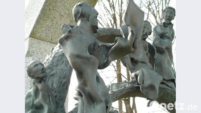 Die Plastik inmitten des Granit-Pavillons zeigt Pater Balthasar Knellinger im Kreis der Gläubigen. Der gebürtige Oberviechtacher gilt als bekanntester Barockprediger des 17. Jahrhunderts im Raum München/Augsburg. Bild: Portner