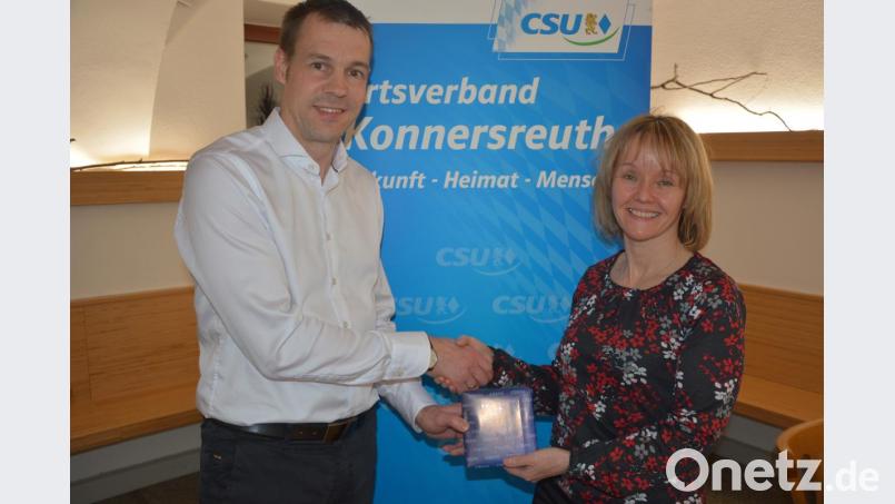 CSU-Ortsvorsitzender Andreas Malzer dankte Susanne Wagner mit einem Geschenk für ihren informativen Vortrag zum Hospiz St. Felix in Neustadt/WN. Frau Wagner nannte das Hospiz einen Ort der Geborgenheit. Bild: jr