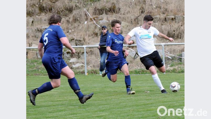Der ungeschlagene Kreisklassen-Spitzenreiter TSV Waldershof (rechts Julian Schindler beim jüngsten 9:0-Sieg gegen die SG Fuchsmühl) gastiert am Sonntag beim TSV Friedenfels. Bild: hho