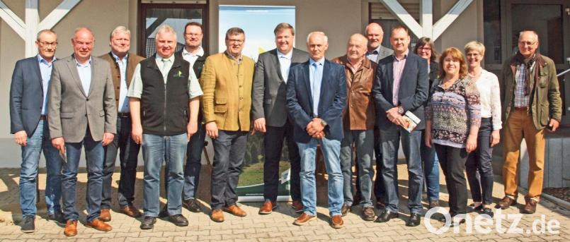 Vorsitzender Markus Dollacker (Vierter von links) mit den neugewählten Mitgliedern und Angestellten des Naturparks Hirschwald. Es fehlen Landrat Richard Reisinger, Oberbürgermeister Michael Cerny und Bürgermeister Franz Mädler. Bild: sön