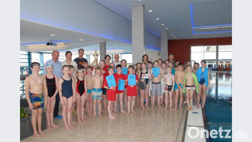 Kümmersbrucks Bürgermeister Roland Strehl (hinten links) gratuliert den erfolgreichen Schwimmern. Bild: pop