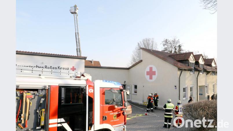Die Feuerwehr kam mit dem HLF und der Drehleiter zum Einsatzort. Bild: njn