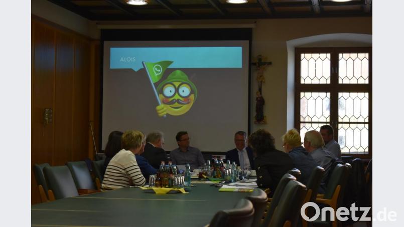 &quot;Chat-Bot&quot; Alois ist ein voller Erfolg. Über 800 Whatsapp Nutzer haben ihn schon Fragen zu touristischen Angeboten in Tirschenreuth gestellt. Da ist auch der Kulturausschuss der Stadt Tirschenreuth begeistert. Bild: lue