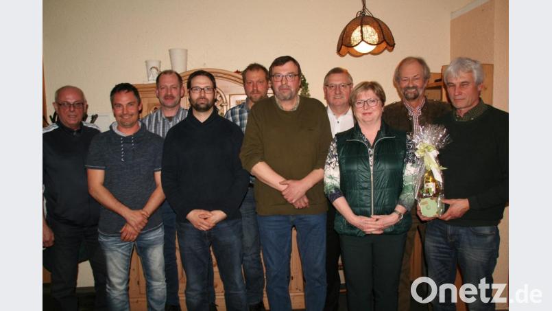 Dritte Bürgermeisterin Gisela Kastner (Dritte von rechts) wünschte dem neuen Vorstand der Jagdgenossenschaft Waldershof viel Erfolg für die Arbeit in den kommenden fünf Jahren. Bild: fpoz