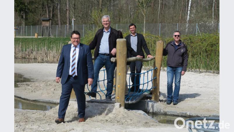 Bürgermeister Thomas Falter, sein Stellvertreter Günther Pronath, Bauamtsleiter Uwe Knutzen und Bauhofleiter Volker Keil (von links) kamen zur Eröffnung in den Erlebnispark &quot;Wasser-Fisch-Natur&quot; Bild: Hirsch