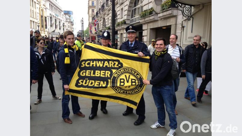 Der Schwandorfer Stefan Schamberger (links) mit einem Kumpel auf BVB-Tour. Der Fanclub „Schwarz-Gelber Süden“ ist auch am Samstag in München mit sechs Leuten dabei. Bild: mr