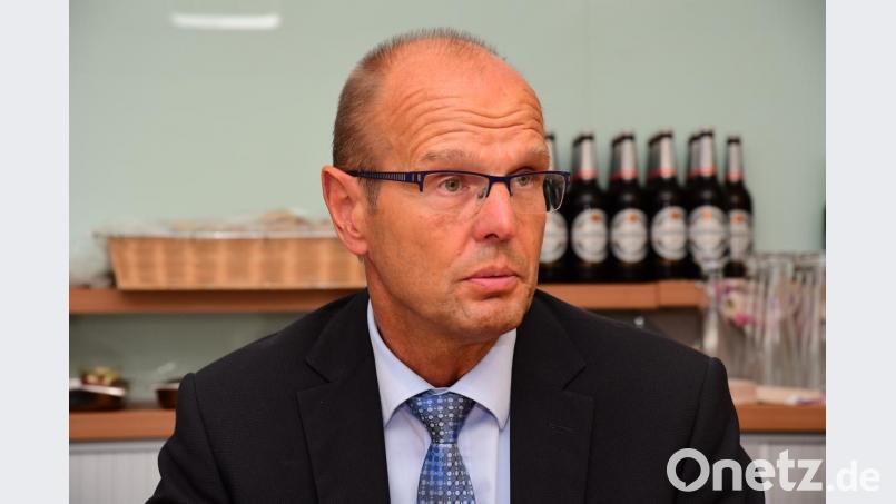 Kliniken-Vorstand Josef Götz stand im Kreistag Rede und Antwort. Bild: Petra Hartl