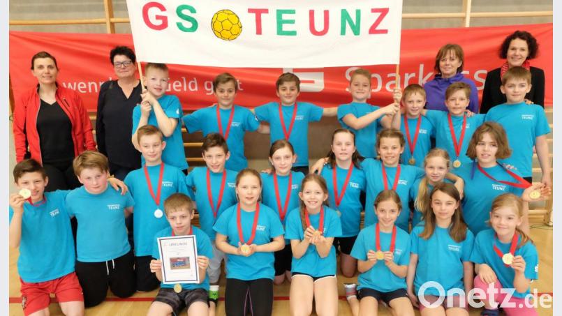 Über den obersten Platz auf dem Siegertreppchen beim Gerätewettkampf der Grundschulen freuen sich die Mädchen und Buben der Grundschule Teunz mit ihrer Sportlehrerin Christine Böhm (hintere Reihe, Zweite von links). Arbeitskreisleiterin Eva Wagner (links) lobte im Beisein der stellvertretenden Gebietsdirektorin der Sparkasse Nabburg, Gabriele Elsner, und Co-Organisatorin Renate Raab (hinten von rechts) den tollen Einsatz der Turner. Bild: ohr