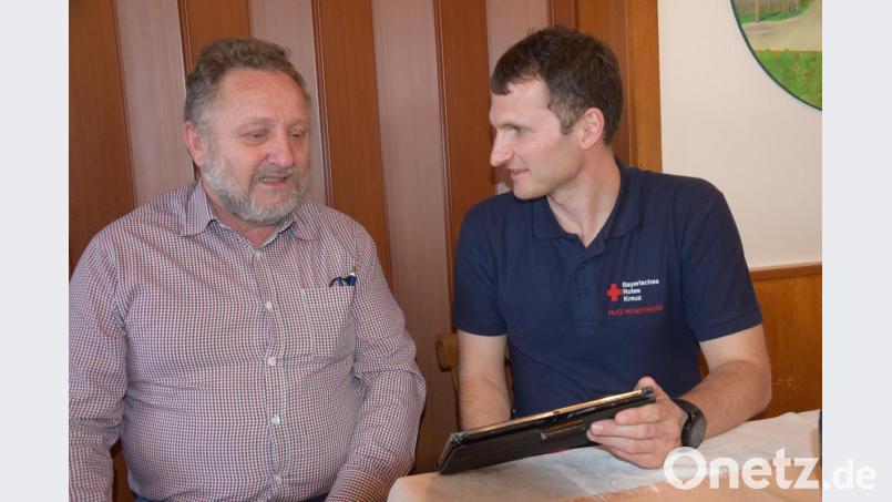 Sie sind ein gut eingespieltes Team: der Vorsitzende des Fördervereins Helfer vor Ort Hirschwald, Johann Seitz, (links) und der Einsatzleiter der Ersthelfer der Hirschwaldgruppe, Benjamin Wood (rechts). Bild: bö