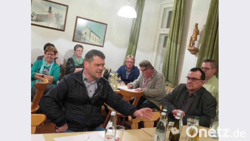Diözesansekretär Markus Nickl (links) informiert über die Sockelrente der KAB. Rechts neben ihm sitzt stellvertretender Kreispräses Pfarrer Konrad Amschl, dahinter Teamsprecher Wolfgang Glaser. Bild: jzk