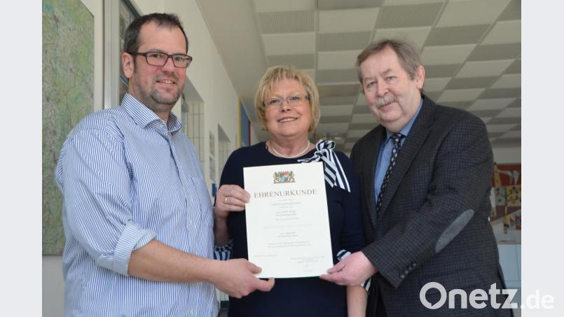 Seit 25 Jahren ist Lydia Karl Angestellte des Freistaats Bayern. 20 Jahre davon als Sekretärin an der Realschule. Schulleiter Direktor Andreas Meier (rechts) und Konrektor Kilian Graber (links) beglückwünschten sie dazu. Bild: dob