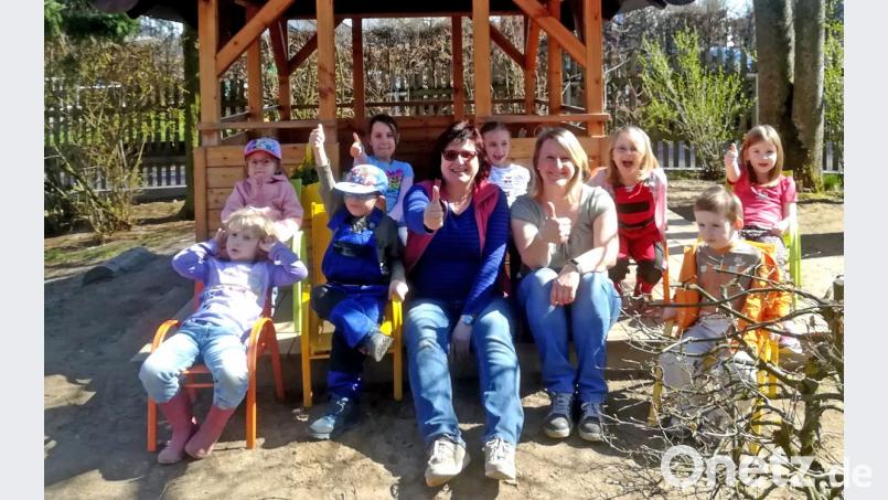 Die von der Vorsitzenden des Fördervereins, Katja Buchner (von rechts) mitgebrachten Gartenstühle wurden von den Kindern und der Leiterin des Hortes, Agnes Schwarzmeier (von links), gleich ausprobiert. Bild: mef
