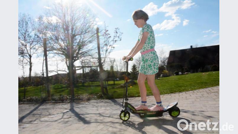 Noch ist das Fahren mit den E-Tretrollern nur auf dem Privatgelände erlaubt. Bald sollen die Zweiräder mit bis zu 20 Kilometern pro Stunde durch die Gegend flitzen dürfen. Wie das wohl wird, darüber grübeln derzeit Polizei, Händler und Versicherer. Bild: Gabi Schönberger