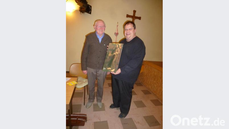 Pfarrer Markus Urban (rechts) der KLB für die Arbeit im ganzen Jahr. Er übergab an Joseph Frey ein Bild des Patrons Bruder Klaus. Bild: mad
