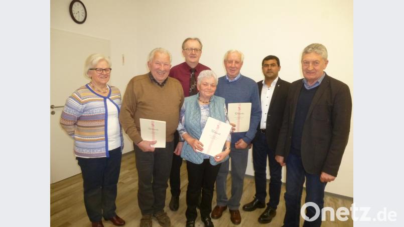 Für 50-jährige Treue zur KAB ehrt Josef Wismet(hinten Mitte) mit der goldenen Ehrennadel Georg Hoffmann. Silber erhalten Rosa und Hermann Miedl . Dazu gratulieren Teamsprecherin Sieglinde Koppmann, Pater Prince und Herbert Rudolph (von links). Bild: bk