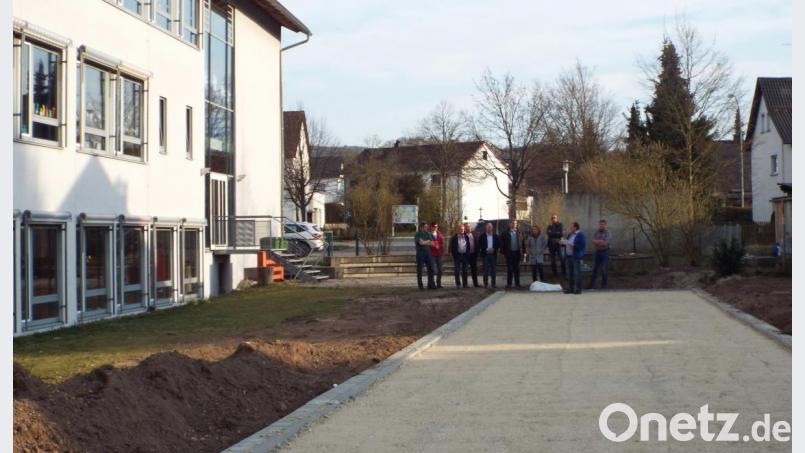 An der Grund- und Mittelschule Schnaittenbach werden die Außensportanlagen auf Vordermann gebracht. Bild: e