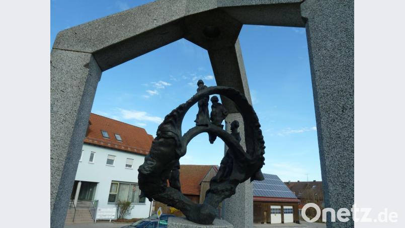 Die Plastik inmitten des Granit-Pavillons zeigt Pater Balthasar Knellinger im Kreis der Gläubigen. Der gebürtige Oberviechtacher gilt als bekanntester Barockprediger des 17. Jahrhunderts im Raum München/Augsburg. Bild: Portner