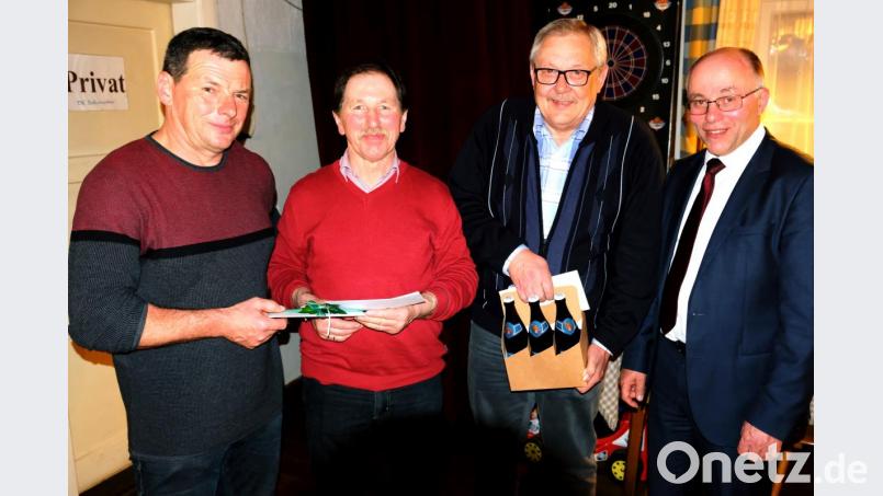 Mit ihrem Rückzug nach Jahrzehnten im Amt leiten Jagdvorsteher Alfons Höllerl und Schriftführer Franz Gradl (Zweiter und Dritter von links) einen Generationswechsel bei der Jagdgenossenschjaft ein. Stellvertretender Jagdvorsteher Josef Ackermann (links) und Bürgermeister Albert Nickl (rechts) würdigen ihre Verdienste. Bild: do