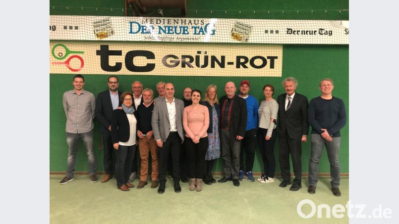 Die alte und neue Vorstandschaft 2019 des TC Grün-Rot Weiden von links: Patrick Reber, German Schieder, Ursula Pöllmann, Harald Lohse, Siegfried Baier, Josef Rupprecht, Marcelo Matteucci, Martin Kießling, Tanja Hartmann, Elke Höhn, Richard Winter, Mariano Delfino, Ekaterina Firsova Bernhard Schlicht und Peter Mösch (nicht im Bild Markus Emmerich). Bild: pmö