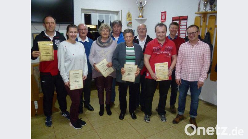 Ehrungen gab es für 10, 20, 30, 40 und 50 Jahre Mitgliedschaft im FSV Gärbershof, wobei der Großteil der zu Ehrenden fehlte. Von links das neue Ehrenmitglied Peter Hilburger, Jenny Schmid (10 Jahre), Hans Höfler, der eine hohe Ehrung durch den Landessportverband erfuhr, Ulrike Korndörfer (10), Ulrich Michl (40), Christine Lau (30), Josef Rokita (10), Kilian Graf (30 Jahre Vereinsarbeit), Rainer Stammler (40) und Vorsitzender Siegfried Jobst. Bild: usc