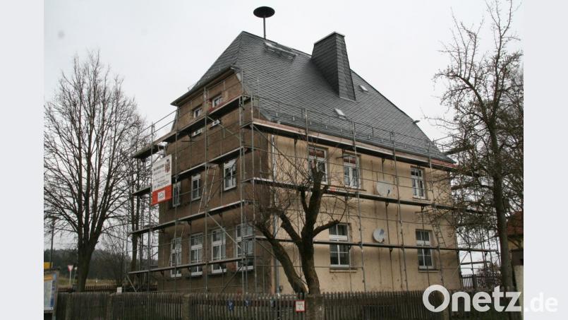 Die Sanierung des ehemaligen Schulhauses in Lengenfeld läuft. Der Stadtrat hat in nichtöffentlicher Sitzung die Baumeisterarbeiten (34.871 Euro) und die Putzarbeiten (68.578 Euro) vergeben. Bild: fpoz