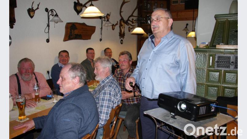 „Ameisen – kleine Krabbler Bayerns“ war der Vortrag überschrieben, den der Nabburger Hubert Fleischmann (rechts) vorbereitet hatte. Bild: wro