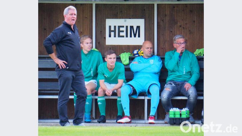 Josef Fleischmann (links) bleibt auch in der Saison 2019/20 Trainer des 1. FC Rieden. Bild: ref