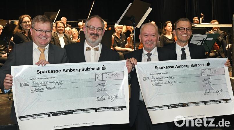 OB Michael Cerny (links) und Siemens-Standortleiter Günter Jakesch (rechts) übergaben die Schecks an Wolfgang Schmalzbauer (Zweiter von rechts) von der Caritas und Matthias Gruschwitz (Kaolinbahn). Bild: Petra Hartl