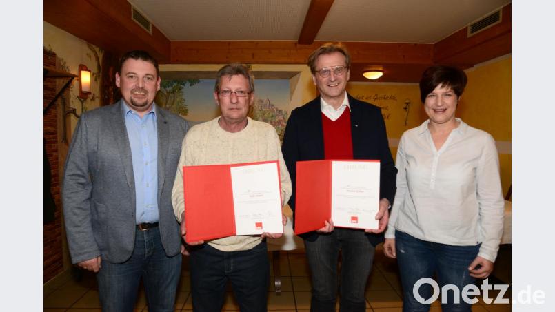 SPD-Kreisvorsitzender Markus Ludwig (links) und zweite Vorsitzende Elke Beßenreuther (rechs) ehren die langjährigen Mitglieder Willi Simmerl (Zweiter von links) und SPD-Ortsvereinsvorsitzenden Berthold Kellner (Zweiter von rechts). Bild: bey