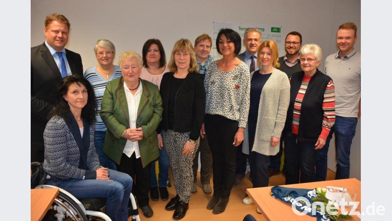 Mit diesem neuen Vorstandsteam geht die Frauenunion Mitterteich in die kommenden zwei Jahre. Mit dabei sind (von links) CSU-Ortsvorsitzender Stefan Grillmeier, Doris Scharnagl-Lindinger, Gisela Schneider, Waltraud Schriewer, Patrizia Stark, Rita Härtl, Irmgard Zintl, Vorsitzende Alexandra Weiß, Bürgermeister Roland Grillmeier, Janina Hartwich, JU-Kreisvorsitzender Matthias Grundler, Karola Kamm und JU-Vorsitzender Christoph Hampel Bild: jr