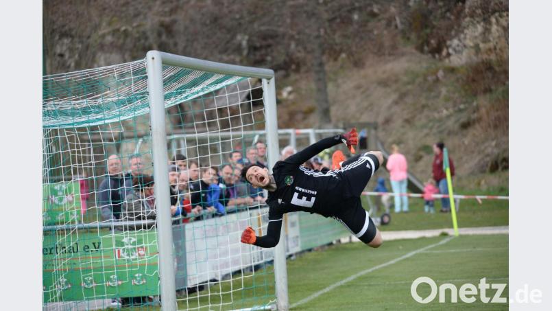 Ammerthals Keeper Christoph Sommerer fliegt gerne und gut - es liegt an seinen Vorderleuten, etwas mehr Engagement zu zeigen. Bild: brü
