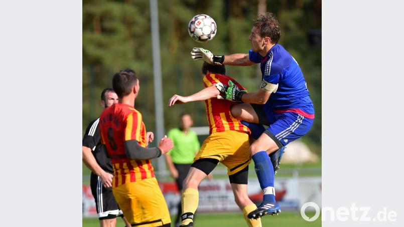 Christian Böl (rechts), Torhüter des FC OVI-Teunz, steht nach monatelanger Verletzungspause vor dem Comeback gegen den Spitzenreiter FC Wernberg. Bild: A. Schwarzmeier
