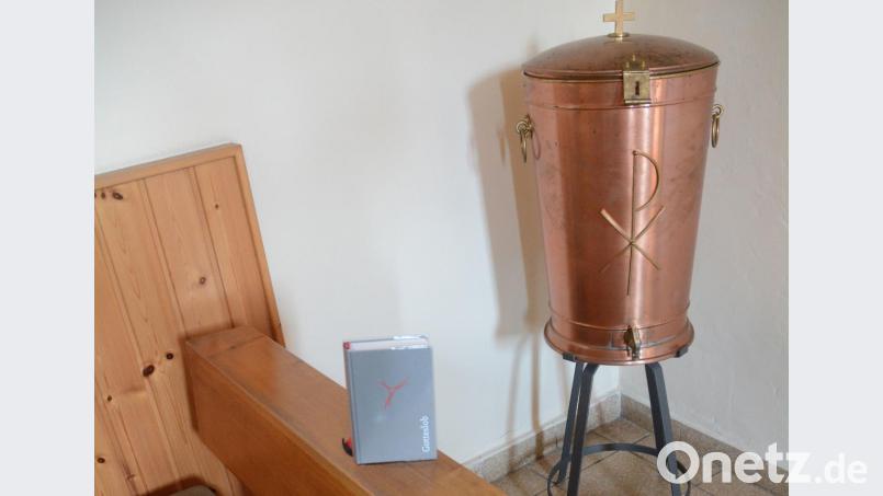 Der Weihwasserbehälter in der Dießfurter Kapelle soll gegen ein kleineres Modell ausgetauscht werden. Bild: Gabi Schönberger