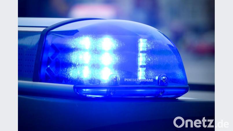 Das Blaulicht an einem Polizeiauto leuchtet. Symbolbild: Patrick Pleul