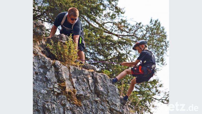 Zum Riedener Ferienprogramm gehört alle Jahre das Klettern am Holzfelsen mit dem Heimatverein. Bild: sön